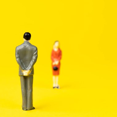 Bir çift heykel buluşması.