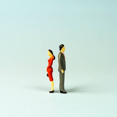 Bir çatışma durumunda birkaç heykel arkasını dönmüştü.