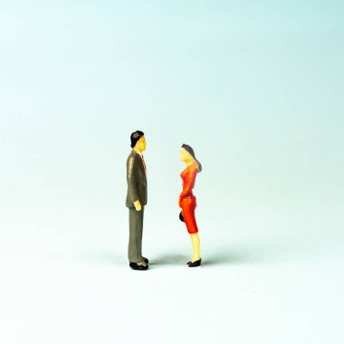 Bir çift heykelcik arasındaki yüz yüze yüzleşme.