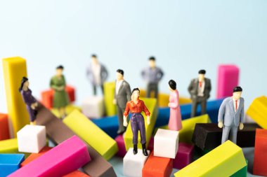 Bazı renkli bloklar arasında bir grup heykel