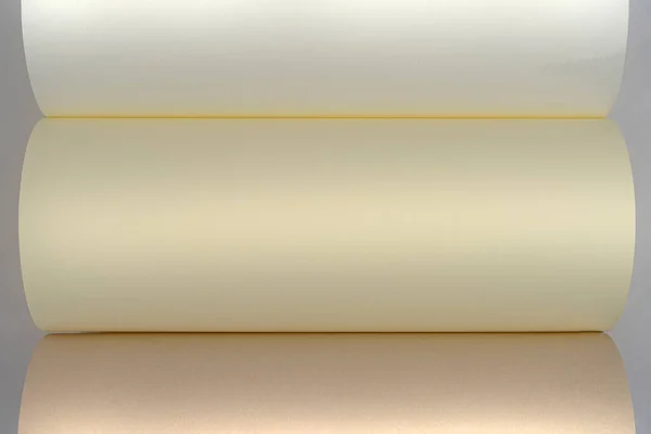 Zbliżenie Zwiniętego Barwionego Arkusza Papieru — Zdjęcie stockowe