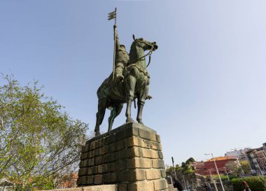 Porto, Portekiz. Mart 2022 Vimara Peres Heykeli şehir merkezindeki Katedral 'in önündeki meydanda.