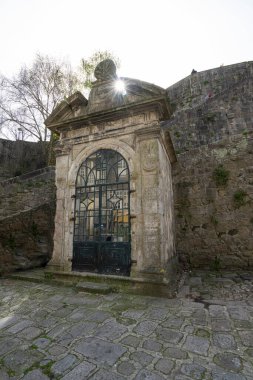 Porto, Portekiz. Mart 2022 St. Sebastian 'ın küçük eski kilisesi şehir merkezinde.