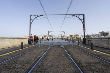 Porto, Portekiz. 2022 Mart 'ında şehir merkezindeki Dom Louis Köprüsü üzerindeki insanların görüntüsü.