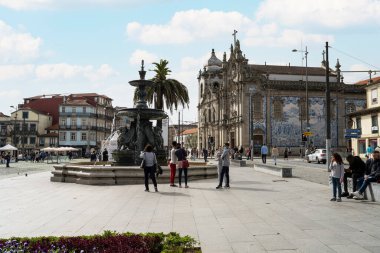 Porto, Portekiz. Mart 2022 Carmel Kilisesi 'nin şehir merkezindeki dış görüntüsü.