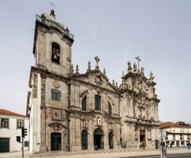 Porto, Portekiz. Mart 2022 Carmel Kilisesi 'nin şehir merkezindeki dış görüntüsü.
