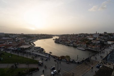Porto, Portekiz. Mart 2022, gün batımında şehrin panoramik manzarası.