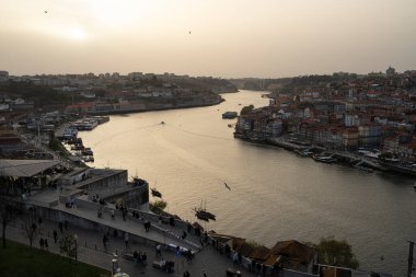 Porto, Portekiz. Mart 2022, gün batımında şehrin panoramik manzarası.