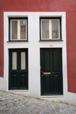 Porto, Portekiz. Mart 2022, tarihi şehir merkezinin yokuş yukarı caddesindeki evlerin giriş kapıları.