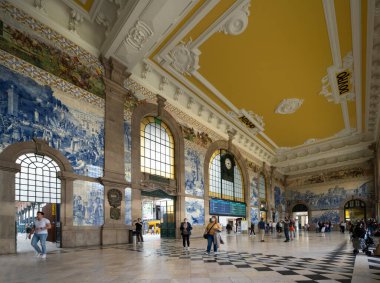 Porto, Portekiz. Mart 2022 'de şehir merkezindeki Sao Bento tren istasyonunda boyanmış fayanslarla dekore edilmiş salon manzarası.