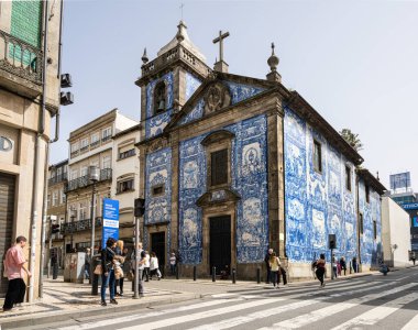 Porto, Portekiz. Mart 2022. Şehir merkezindeki Ruhlar Şapeli 'nin dış görünüşü.
