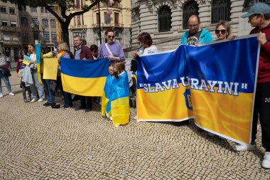 Porto, Portekiz. 20 Mart 2022. Bir grup Ukraynalı şehir merkezindeki belediye binasının önünde Ukrayna 'yı desteklemek için gösteri yapıyor.