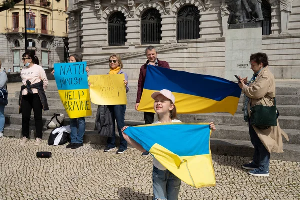 Porto, Portekiz. 20 Mart 2022. Bir grup Ukraynalı şehir merkezindeki belediye binasının önünde Ukrayna 'yı desteklemek için gösteri yapıyor.