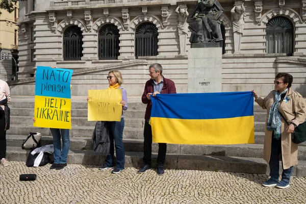 Порту Португалия Марта 2022 Года Группа Украинцев Протестующих Поддержку Украины — стоковое фото