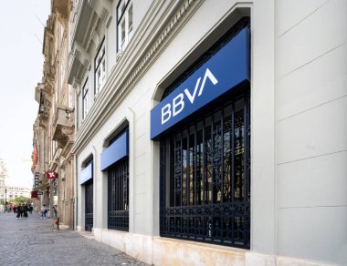 Porto, Portekiz. Mart 2022. BBVA marka banka şubesi şehir merkezinde