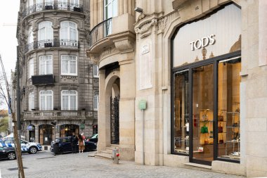 Porto, Portekiz. Mart 2022. Şehir merkezindeki Burberry marka lüks dükkanın dış görüntüsü