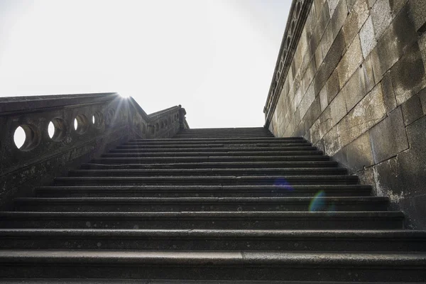 Porto Portugal März 2022 Der Blick Auf Eine Hinterleuchtete Treppe — Stockfoto