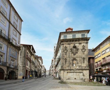 Porto, Portekiz. Mart 2022. Şehir merkezinde Fonte Monumental da Ribeira manzarası