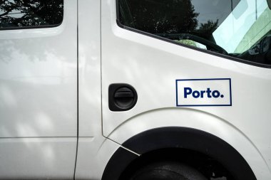 Porto, Portekiz. Mart 2022 Şehir logosu bir minibüsün kapısında.