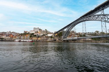 Porto, Portekiz. Mart 2022 Dom Luis Köprüsü 'nün şehir merkezindeki Douro Nehri üzerindeki panoramik manzarası.