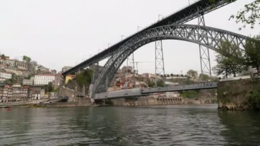 Porto, Portekiz. Mart 2022. Dom Luis Köprüsü 'nün şehir merkezindeki Douro nehri üzerindeki zaman atlamalı görüntüsü.