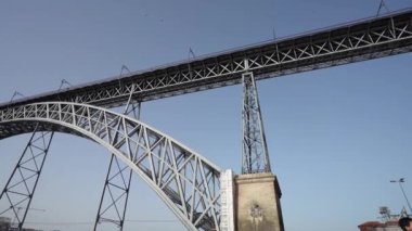 Porto, Portekiz. Mart 2022 Dom Luis Köprüsü 'nün şehir merkezindeki Douro Nehri üzerindeki panoramik manzarası.