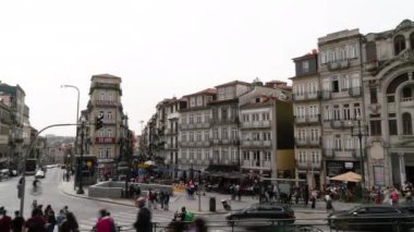 Porto, Portekiz. Mart 2022 'de şehir merkezindeki Almeida Garrett Meydanı' nın balık gözlü manzarası.