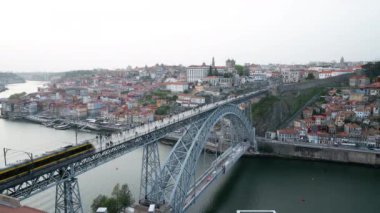 Porto, Portekiz. Mart 2022. Dom Luis Köprüsü 'nün şehir merkezindeki Douro nehri üzerindeki görüntüsü.
