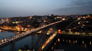 Porto, Portekiz. Mart 2022. Douro nehrinin üzerindeki Dom Luis Köprüsü 'nün günbatımında şehir merkezinde.
