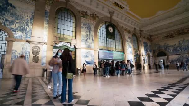 포르투 포르투갈 2022 시가지 중심부에 기차역의 페인트 로장식된 — 비디오