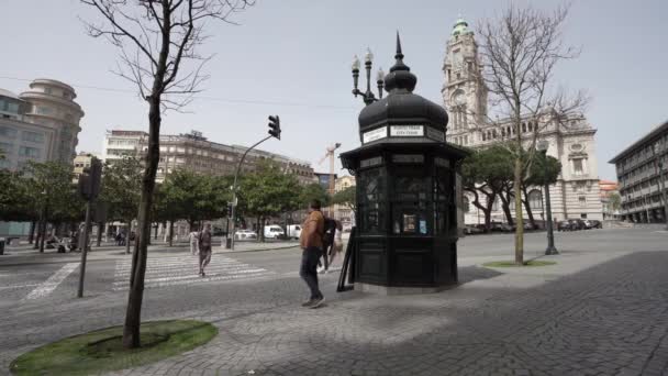 葡萄牙波尔图2022年3月市中心街道上的一个老报摊 — 图库视频影像