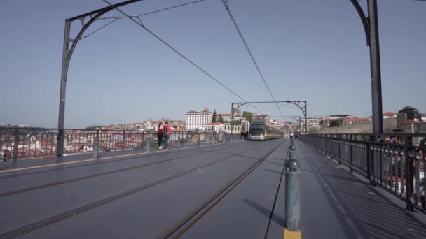 ポルトガルのポルト 2022年3月市内中心部のドゥオーロ川にかかるドム ラスI橋のパノラマビュー — ストック動画