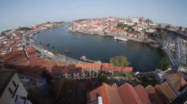 Porto, Portekiz. Mart 2022 Douro Nehri üzerinde panoramik manzara şehir merkezinde