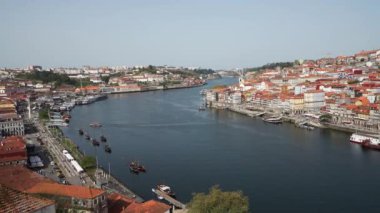 Porto, Portekiz. Mart 2022 Douro Nehri üzerinde panoramik manzara şehir merkezinde