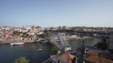 Porto, Portekiz. Mart 2022 Dom Luis Köprüsü 'nün şehir merkezindeki Douro Nehri üzerindeki panoramik manzarası.
