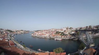 Porto, Portekiz. Mart 2022 Douro Nehri üzerinde panoramik manzara şehir merkezinde