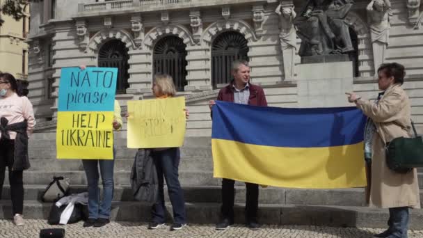 Oporto Portugal Marzo 2022 Grupo Ucranianos Manifestándose Apoyo Ucrania Frente — Vídeos de Stock