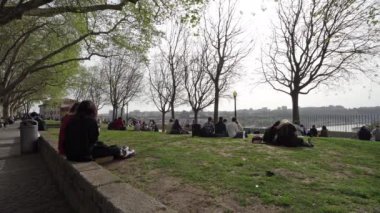 Porto, Portekiz. Mart 2022 'de insanlar Virtudes Park' taki şehrin manzarasına hayran kalarak rahatlıyorlar.