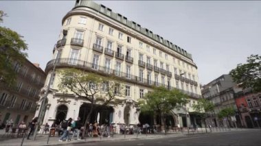 Porto, Portekiz. Mart 2022 Brasileira Pestana 'nın şehir merkezindeki otel sarayının dış görüntüsü.