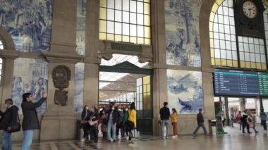 Porto, Portekiz. Mart 2022 'de şehir merkezindeki Sao Bento tren istasyonunda boyanmış fayanslarla dekore edilmiş salon manzarası.