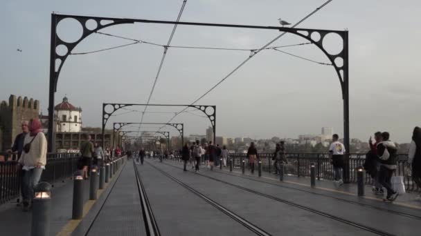 ポルトガルのポルト 2022年3月 市内中心部のドゥロ川に架かるドム ラスI橋の上を歩く人々 — ストック動画