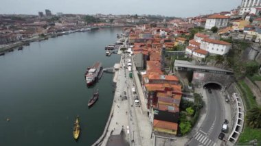 Porto, Portekiz. Şehir merkezindeki Dom Luis Köprüsü 'nden Ribeira do Porto' nun panoramik görüntüsü.