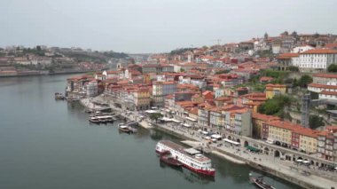 Porto, Portekiz. Şehir merkezindeki Dom Luis Köprüsü 'nden Ribeira do Porto' nun panoramik görüntüsü.