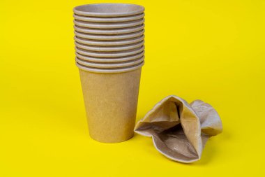 Renkli bir yüzey üzerinde bazı geri dönüşümlü kağıtlar