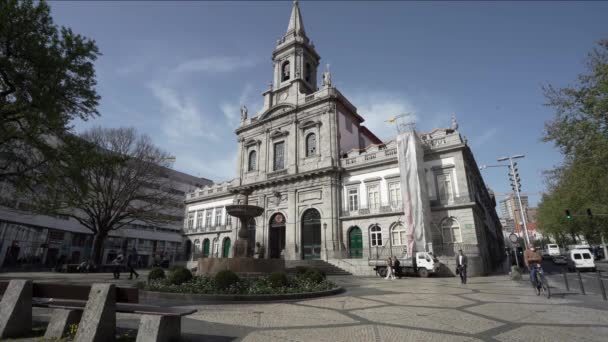 ポルトガルのポルト 2022年3月市内中心部にあるサンティッシマ貿易教会の外観 — ストック動画