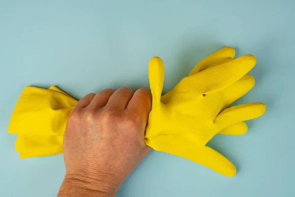 Uma Mão Segura Duas Luvas Limpeza Borracha Amarela — Fotografia de Stock