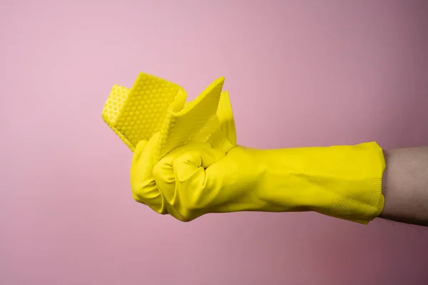 Рука Жёлтой Резиновой Перчатке Держит Чистящую Губку — стоковое фото