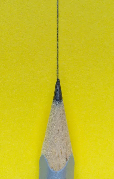 Γραμμή Που Έχει Σχεδιαστεί Μολύβι Κίτρινη Επιφάνεια — Φωτογραφία Αρχείου