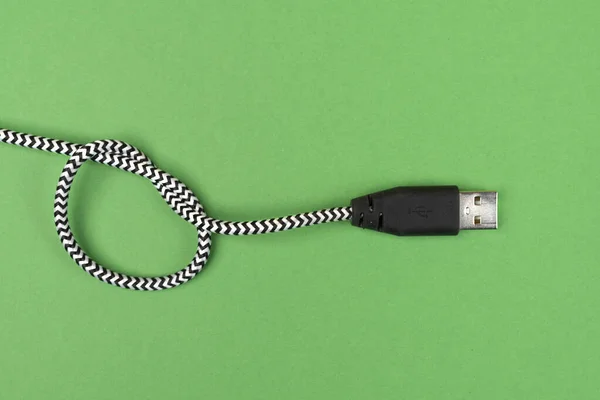 Usb Cable Knotted Green Surface — 스톡 사진