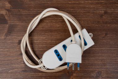 Tahta bir yüzeye bağlanmış bir elektrik kablosu.